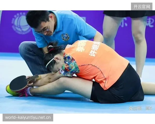 羽毛球超长回合燃爆全场，两人累到跪地